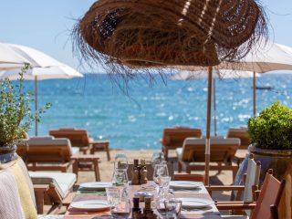 Il mito di Saint-Tropez rivive in affascinanti cabana sul mare a firma di Philippe Starck